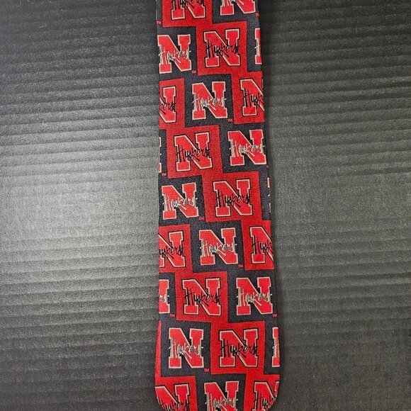 100% Silk Nebraska Huskers 54 Inch Men's Dress Tie NCAA Go Big Red Tie - Picture 1 of 7